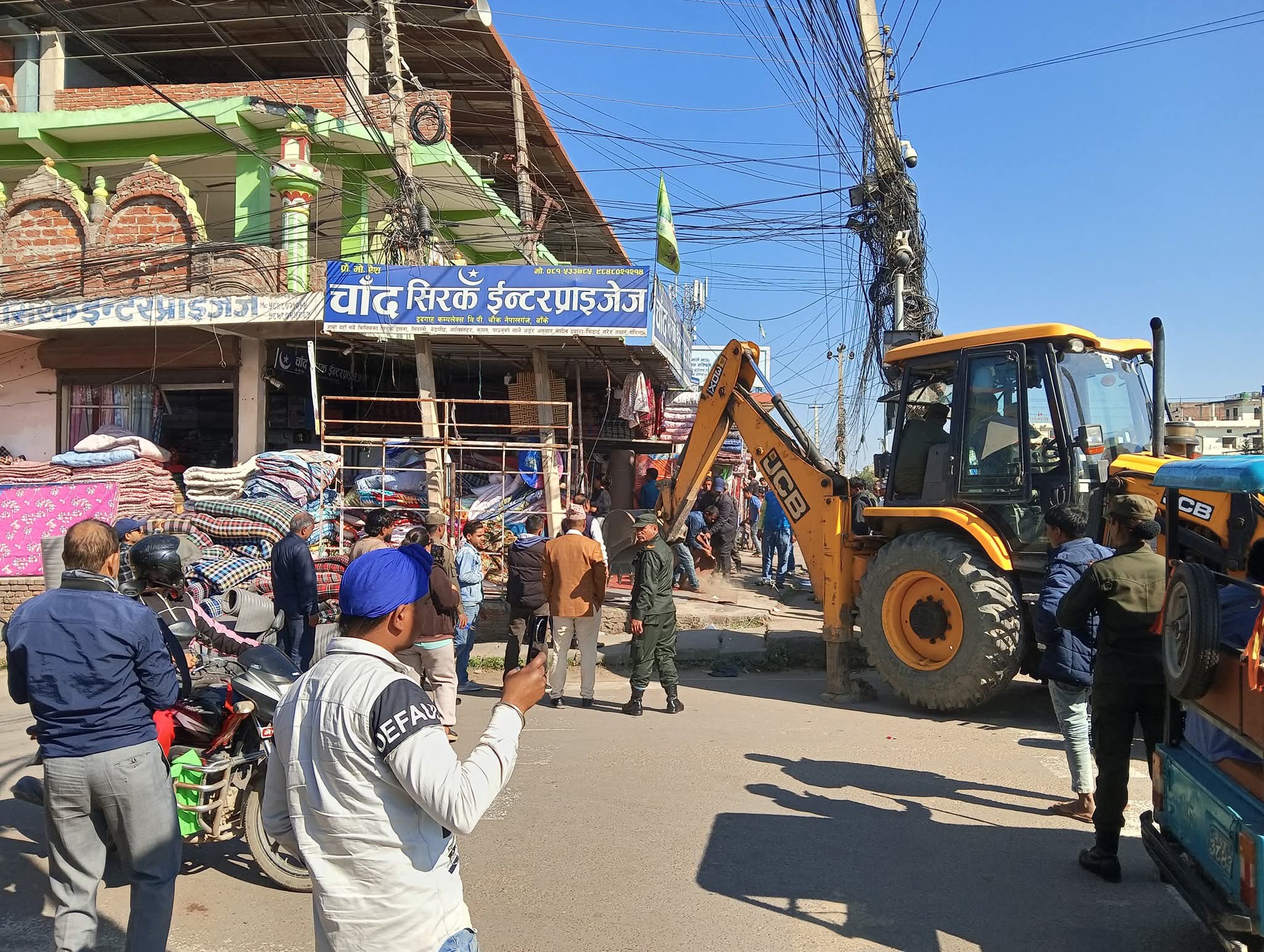 नेपालगन्ज उपमहानगरले चलायो डोजर