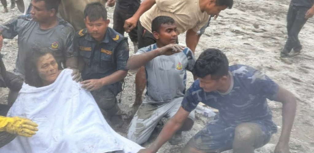 भोटेकोशी बाढीले पुरिएको घरबाट ११ औं दिनमा ६४ वर्षीया महिलाको जीवितै उद्धार