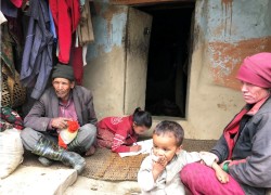 ‘अभाव र गरिबी’को भूमरीमा परेको विक परिवार