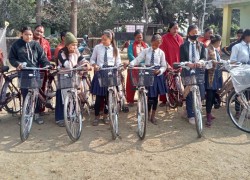 दाङको राप्तीगाउँपालिकाका विद्यालयमा अध्ययनरत छात्रालाई नयाँ साइकल