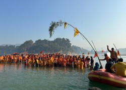 पवित्र तीर्थस्थल देवघाटको बेनीमा बाँसको लिङ्गो गाडेर माघे सङ्क्रान्ति मेलाको शुभारम्भ
