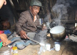 दुर्गमको गोठमै रमाएका नन्दप्रसाद