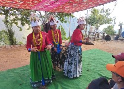 लोपोन्मुख हुँदै घाटु नाच...