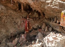 सडक खन्ने क्रममा अनोठौ प्रकृतिका ढुङ्गा फेला परेपछि..., गुप्तेश्वर महादेवको संरक्षण गरिँदै