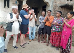बर्दियामा बाघ मारेकाको परिवारलाई समाजसेवी नेता रावलद्वारा राहत प्रदान