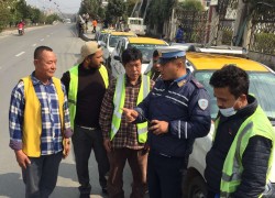 दुर्घटना न्यूनीकरण गर्न सडकमै पुगेर ट्राफिक प्रहरीको सडक सुरक्षा कार्यक्रम