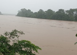 बाँकेको राप्ती नदीमा भत्किएको तटबन्धन निर्माण नहुँदा स्थानीयवासी डुबान र कटानको जोखिममा