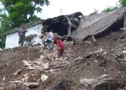 ताप्लेजुङ पहिरो : आठ घर बगायो, ३५ घरपरिवार विस्थापित