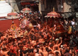 सिन्दुरले रङ्गियो मध्यपुरथिमि