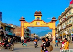 दाङमा उम्मेदवार घोषणापत्रसँगै आफ्ना एजेण्डा लिएर मतदाताको घरदैलोमा