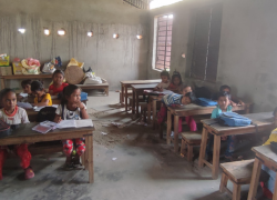 एउटै कोठामा एकै समयमा दुई शिक्षिकाले पढाउँदै
