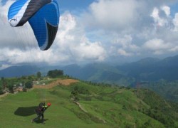 सुर्खेतमा आजदेखि प्याराग्लाइडिङ उडान सुरु, देउती थानलाई केन्द्र बनाएर उडान