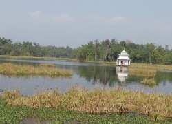 आफैँ डुङ्गा चलाएर भक्तजनलाई मन्दिर पुर्‍याउँदै पुजारी