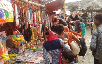 भारतीय बजारमा नेपाली ग्राहक रोक्न दसैँ सस्तो बजार