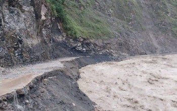 सेतीले सडक कटान गरेपछि यातायात बन्द, सडक बगाउँदा यातायातका साधन बाटोमै थन्किए