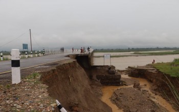 प्रधानमन्त्री ओलीले उद्घाटन गरेको नेपालको दोस्रो लामो पुलको एप्रोच भत्कियो