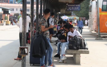 बडादसैँ सुरु भएसँगै गोँगबु नयाँबसपार्कमा घर जाने यात्रुको भीड