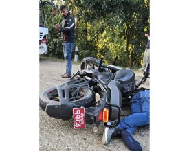 अगैया नजिक बसले मोटरसाइकललाई ठक्कर दिँदा चालक गम्भीर घाइते
