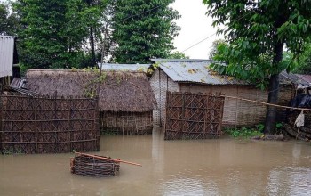 बाँकेको राप्ती नदी तटीय बस्तीका तीन सयभन्दा बढी परिवार डुबानमा, तीन फिटसम्म पानी