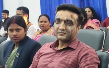 प्रदेश सभामा माओवादी सांसदले आफ्नै मुखमा कालोमोसो दलेर गरे विरोध