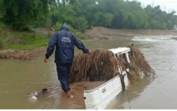 दाङमा बाढीले बोलेरो गाडी बगायो