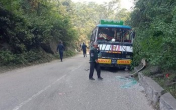 घोराहीमा बस र टिप्पर एकआपसमा ठोक्किँदा डेढ दर्जन यात्रु घाइते