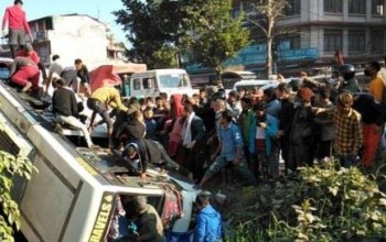 अपडेट : कोहलपुरबाट भ्रमणमा निस्केको बस चितवनमा दुर्घटना, ४६ घाइते