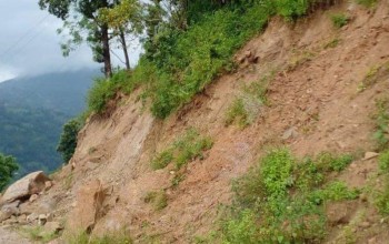 लगातारको वर्षा र बाढीले निरन्तर पहिरो खस्दा हेलम्बु राजमार्ग पुनः अवरुद्ध