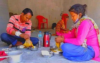 बर्दियामा कोभिड-१९ का बिरामीहरुलाई नि:शुल्क खाना खुवाउँदै विकासप्रेमी युवा समुह