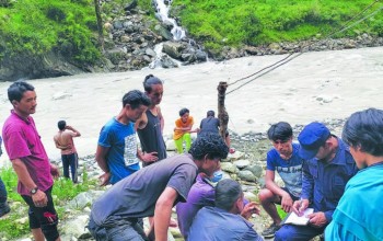 दार्चुला तुइन घटना प्रकरण : जयसिंह बेपत्ता भएपछि घरमा चुल्हो बल्न छाड्यो, पीडित परिवारलाई आर्थिक सहयोग