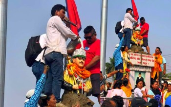 नेपालगन्जको धम्बोजी चोकमा राजावादी र प्रहरी बीच झडप, स्थिति तनावपूर्ण