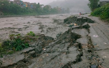 उर्लिएको कालीगण्डकी नदीको पानीको भेलले ९ घर बगायो, विस्थापित बनेका परिवारलाई सुरक्षित स्थानमा राखियो 