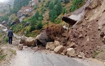 पहिरो खस्दा मध्यपहाडी राजमार्ग अवरुद्ध