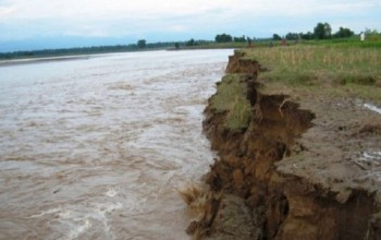 स्याली नदीले जग्गा कटान गर्न थालेपछि १७ परिवार जोखिममा : नदी बस्तीसम्म आइपुग्ने खतरा