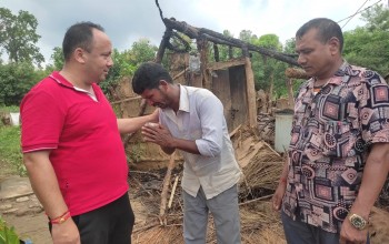 हात्ती पीडित दमाईलाई सहयोग गर्दै नगरप्रमुख के.सीले भने - मधुवन नगर एउटा परिवार हो