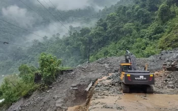 नारायणगढ–मुग्लिन सडकखण्डमा पहिरो खस्दा सडक अवरुद्ध