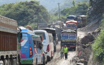 पहिरो खस्दा नारायणगढ–मुग्लिन सडकको बाटोमा सवारी साधन र यात्रु अलपत्र
