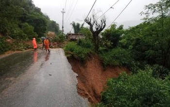 पूर्वपश्चिम राजमार्ग पुनः अवरुद्ध : डाइभर्सन बाढीले बगाउँदा अवरुद्ध भएको राजमार्ग अझै संचालनमा आउन सकेन 