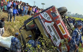 भारतिय तीर्थयात्री बोकेको बस पल्टिँदा ४५ जना घाइते, एकको अवस्था गम्भीर