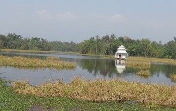 आफैँ डुङ्गा चलाएर भक्तजनलाई मन्दिर पुर्‍याउँदै पुजारी