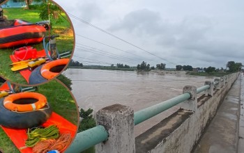 बर्दियाका नदीमा पानीको सतह बढेपछि जनतालाई सचेत गराउँदै स्ट्यान्डबाई सशस्त्र र नेपाल प्रहरी