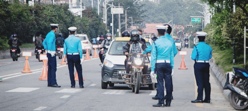 २६ सय ९२ चालक ट्राफिक प्रहरीको कारबाहीमा