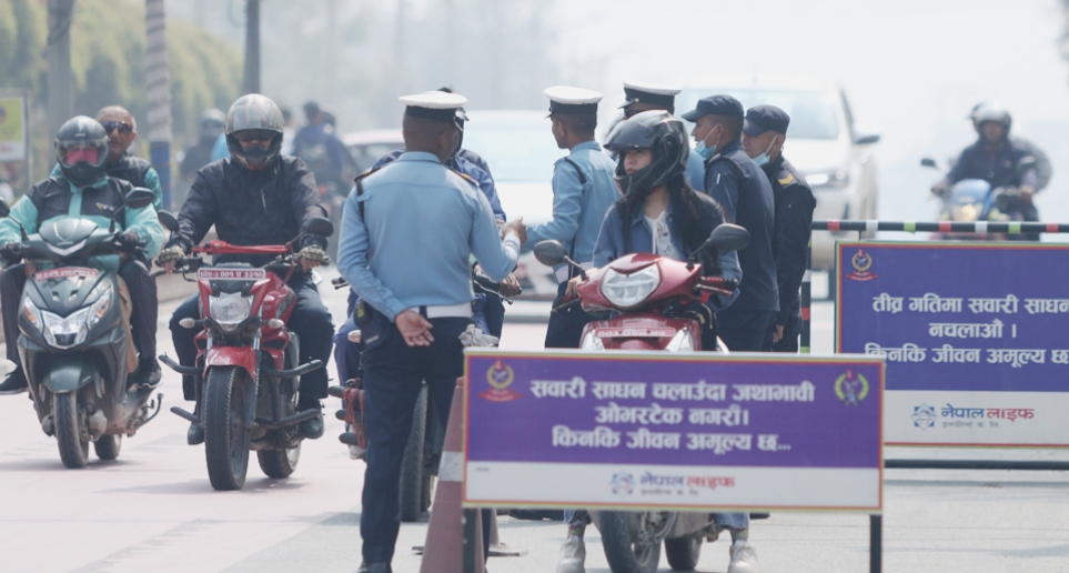 २ हजार चालक ट्राफिक प्रहरीको कारबाहीमा