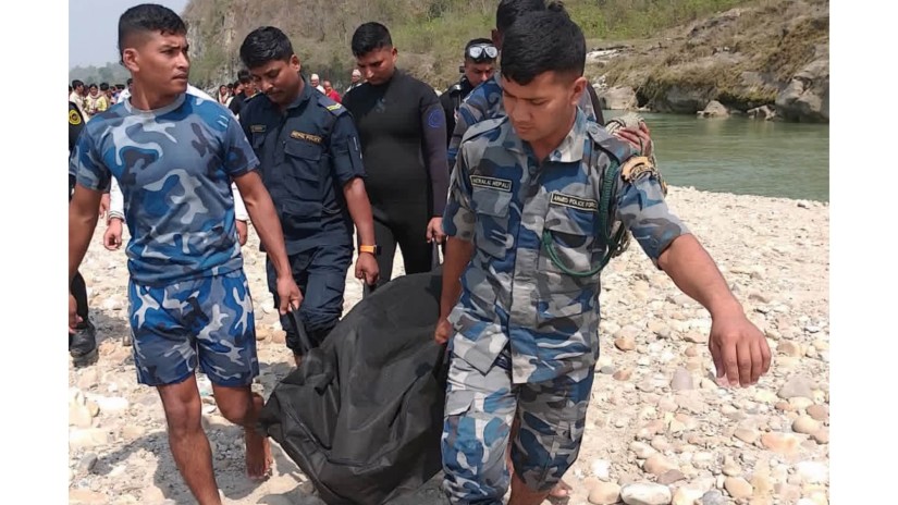 सशस्त्र प्रहरीको गोताखोरले एक दिनपछि फेला पर्‍यो खोलामा डुबेर बेपत्ता युवकको शव