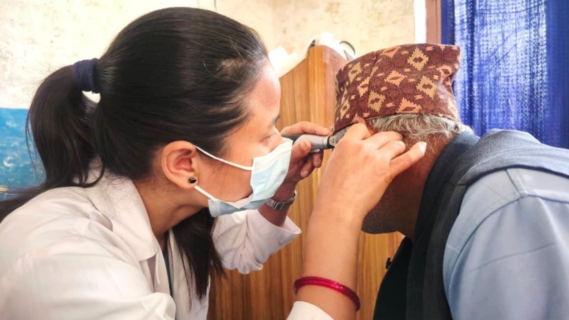 बैजनाथमा नि:शुल्क कान शिविर,८ सय १६ स्थानीयले लिए सेवा