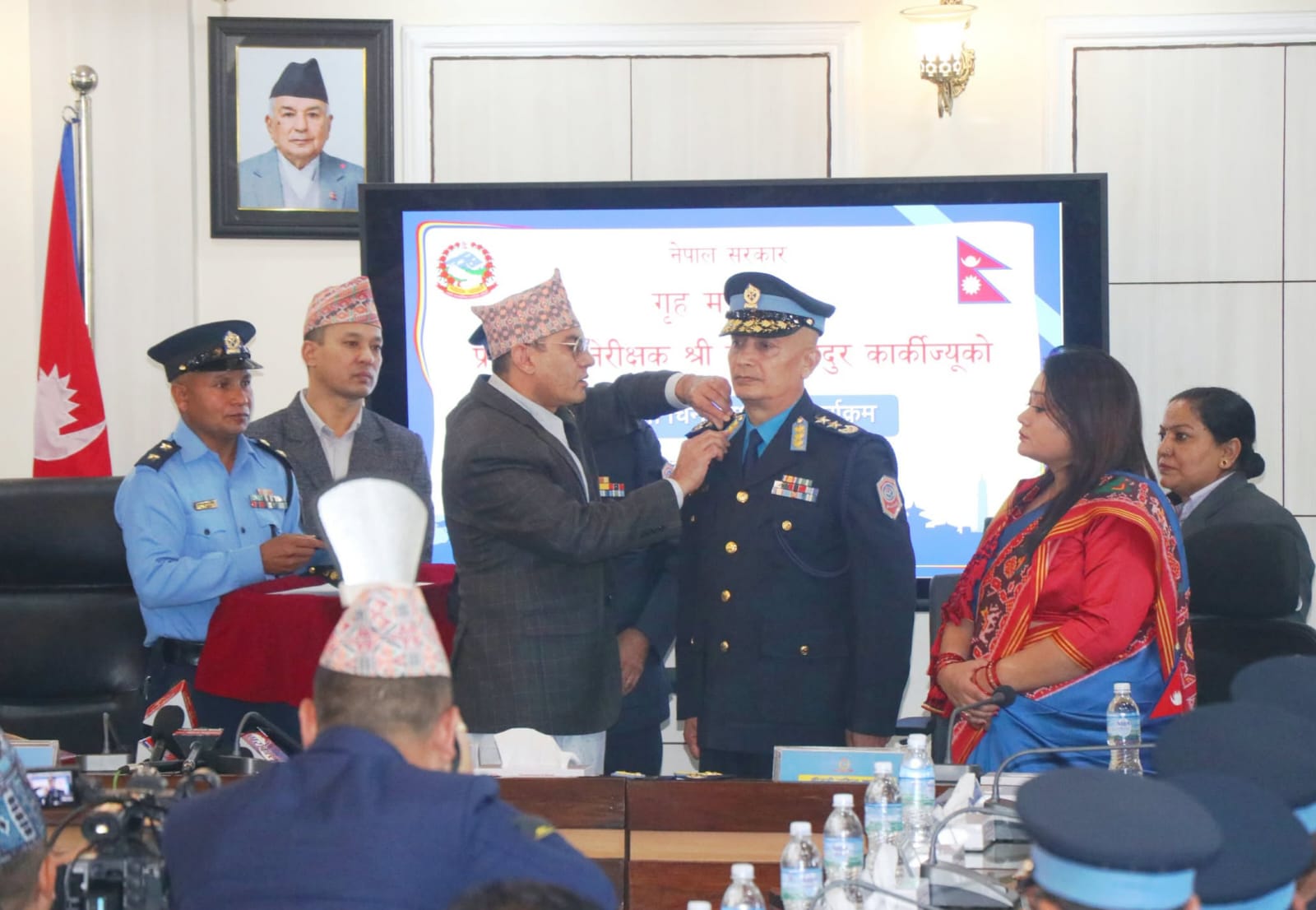 नवनियुक्त आईजीपी कार्कीले लगाए दर्ज्यानी चिन्ह,आजबाट सम्हाल्ने छन् प्रहरीको कमाण्ड