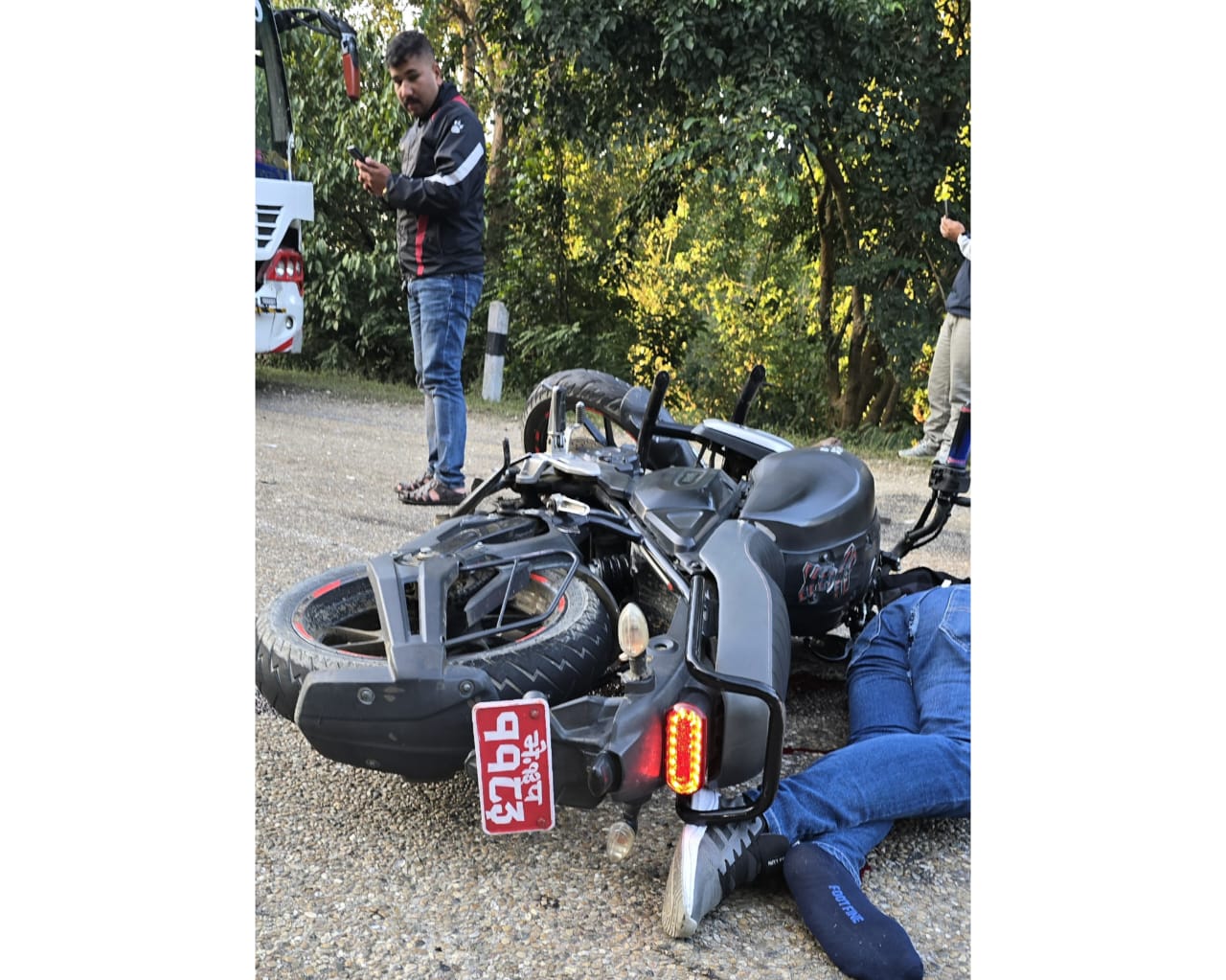 अगैया नजिक बसले मोटरसाइकललाई ठक्कर दिँदा चालक गम्भीर घाइते