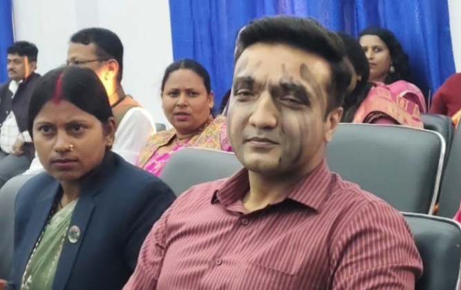 प्रदेश सभामा माओवादी सांसदले आफ्नै मुखमा कालोमोसो दलेर गरे विरोध