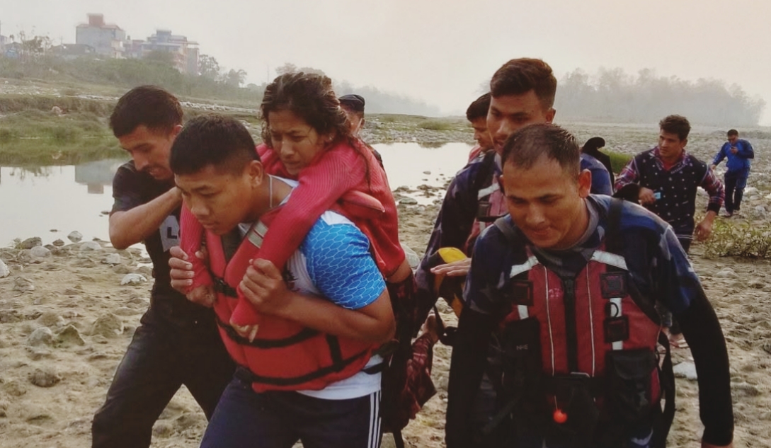 नारायणीमा हाम फालेकी युवतीको सशस्त्र प्रहरीद्वारा सकुशल उद्धार