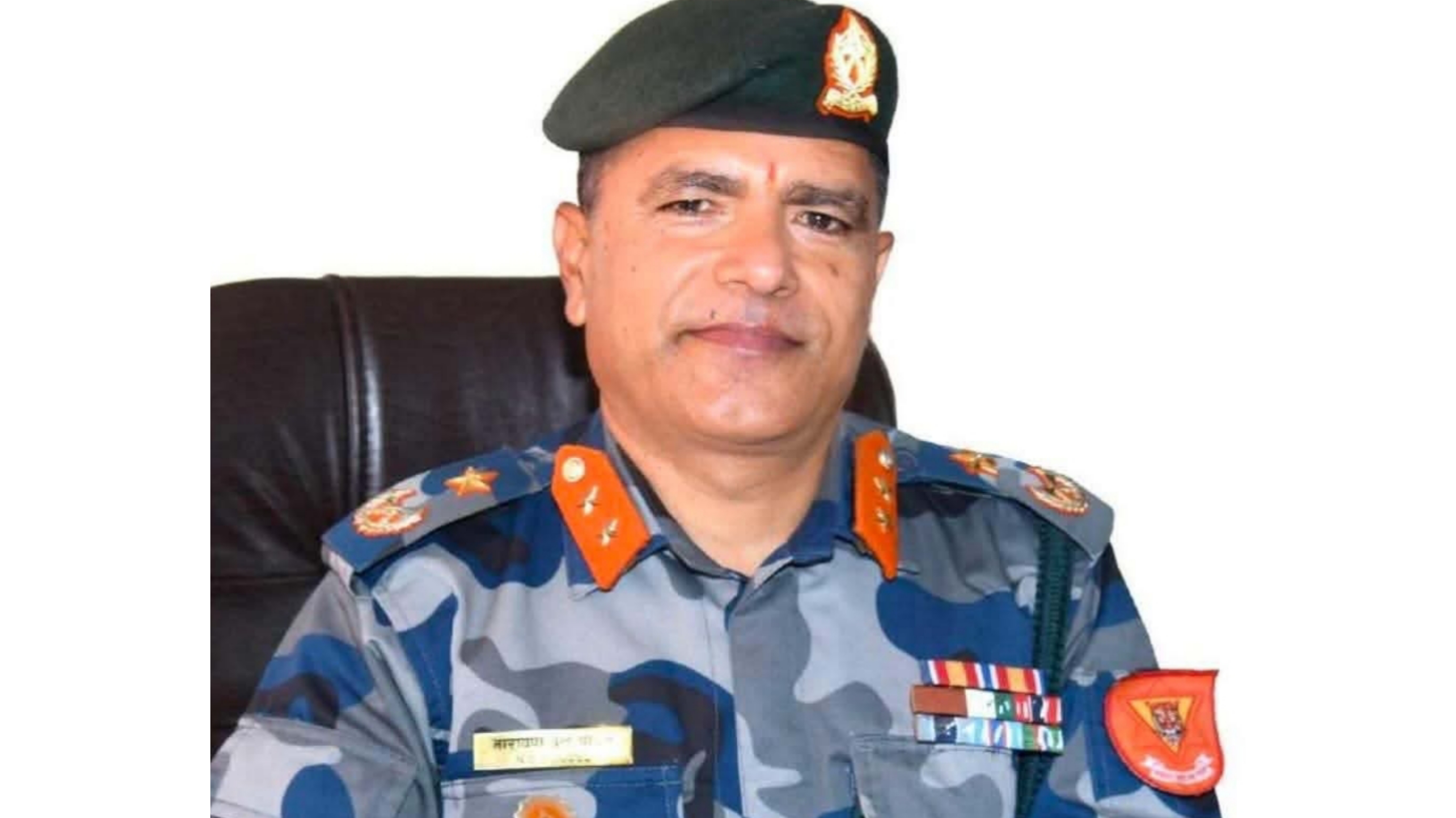 भोलि दर्ज्यानी चिन्ह लगाउँदै सशस्त्र प्रहरीका नवनियुक्त आईजीपी पौडेल